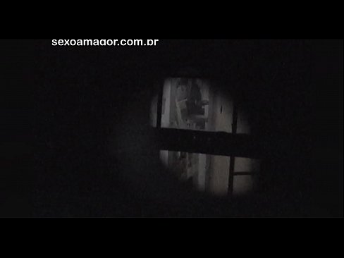 ❤️ Sarışın, içi boş tuğlaların arkasına gizlenmiş bir mahalle röntgencisi tarafından gizlice videoya alınır ❤❌ Anal video bizde ﹏